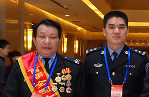 海口市公安局領(lǐng)導(dǎo)與“全國(guó)十佳保安員”李忠定合影留念